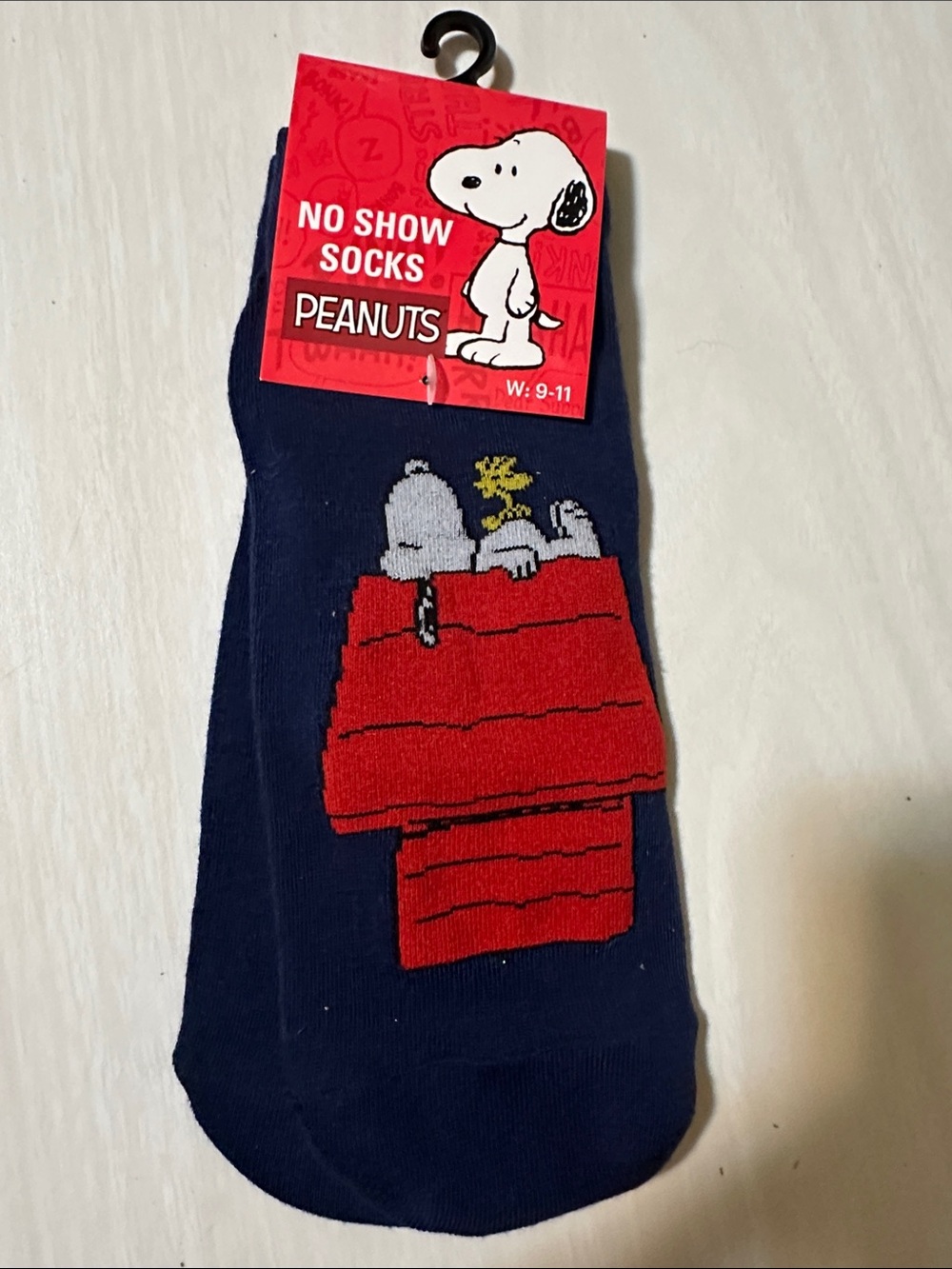 Peanuts No-Show Socks in Navy with Red Doghouse